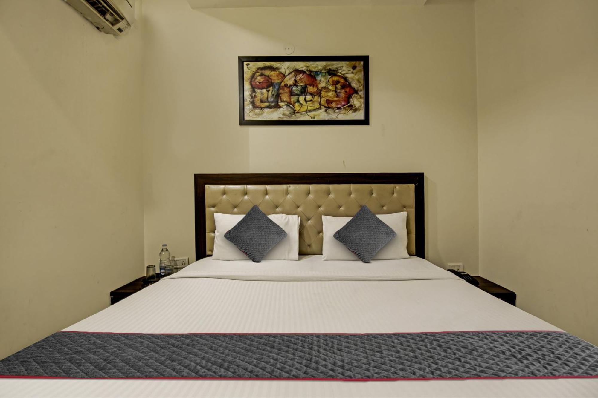 Townhouse Grand Inn Газиабад Экстерьер фото